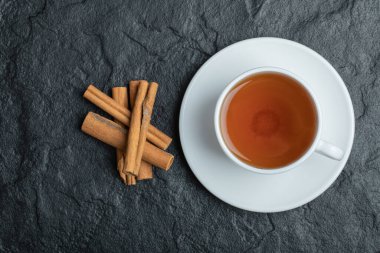 Tarçın çubukları ve aşılanmış bir fincan çay.