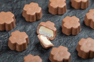 Koyu arkaplanda biraz çikolata şekeri.