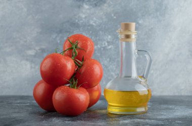 Bir şişe yağlı, sulu domates.