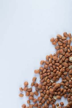 Kahverengi fasulye beyaz arka planda izole