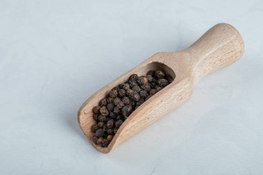 Kurutulmuş biber dolu tahta bir kaşık.