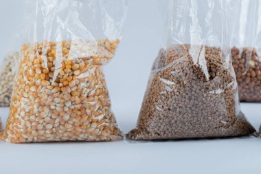 Gri arka planda farklı fasulye çeşitleri var.