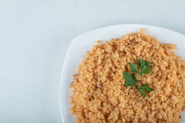 Beyaz tabakta leziz bulgur pilavı.