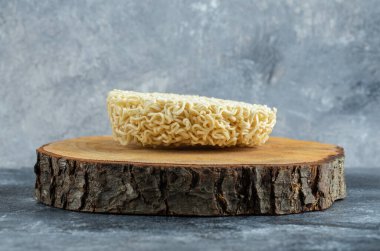 Karanlık bir arka planda hazırlıksız erişte.