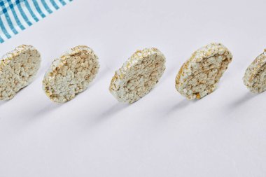 Beyaz arka planda pirinç krakeri yığını