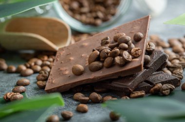 Kahve çekirdekli çikolata ve tahta kaşık.