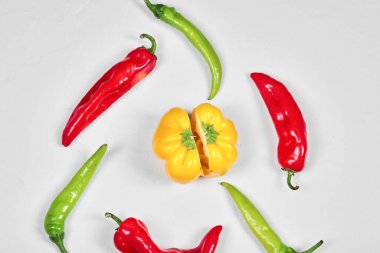 Beyaz arka planda dolmalık biber ve kırmızı biber dilimleri