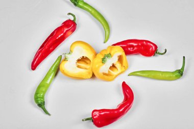 Beyaz arka planda dolmalık biber ve kırmızı biber dilimleri