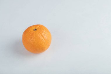 Beyaz arka planda izole edilmiş taze portakal meyvesi