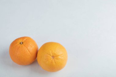 Beyaz arka planda taze portakal meyveleri izole edilmiş.