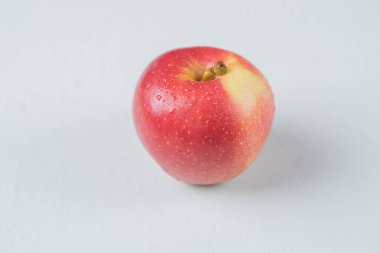 Beyaz arkaplanda izole edilmiş taze elma.
