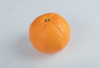 Beyaz arka planda izole edilmiş taze portakal meyvesi