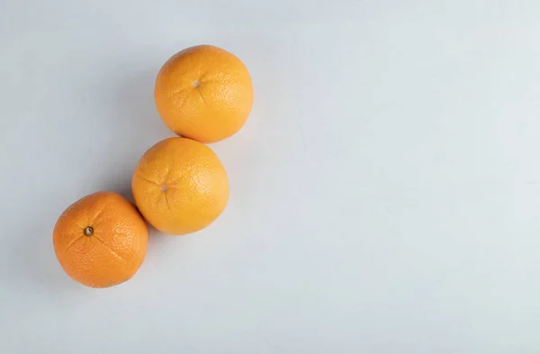 白い背景に新鮮なオレンジ色の果実 — ストック写真