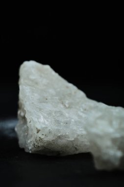 Koyu arkaplanda kristalize tuz kayaları. Kapat.