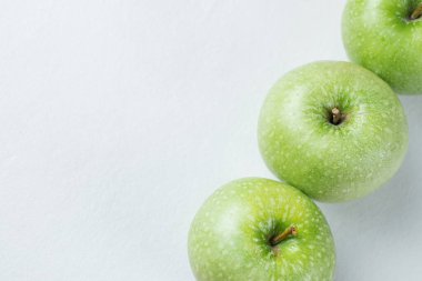 Beyaz arka planda izole edilmiş sulu elmalar