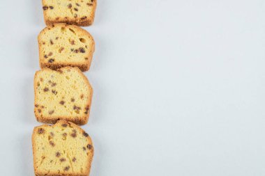 Beyaz arkaplanda izole edilmiş klasik sultana turtası dilimleri