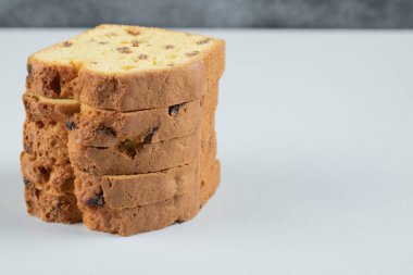 Sultana turtası beyaz arka planda izole edilmiş.