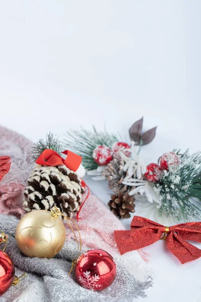 Navidad adornos brillantes en la superficie blanca —  Fotos de Stock