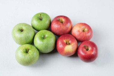 Beyaz arkaplanda izole edilmiş taze elma.