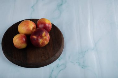 Tahtadaki kırmızı ve sarı şeftaliler