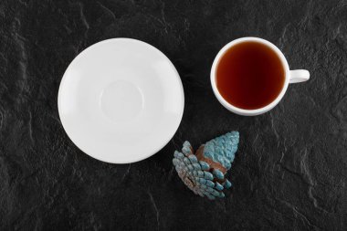 Noel çam kozalaklı beyaz bir fincan çay.