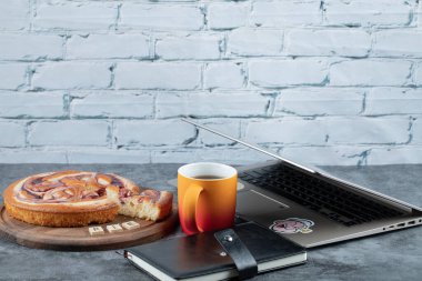 Bir fincan kahve ya da sıcak çikolatayla servis edilen lezzetli turta.