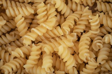Arkaplan olarak çiğ Fusilli makarna
