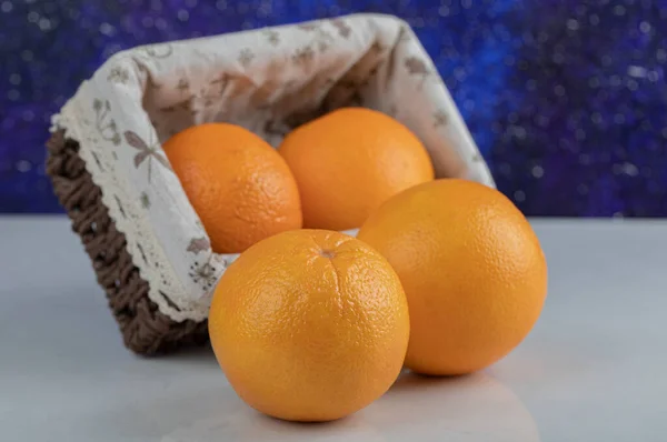 新鮮なオレンジ色の果物でいっぱいの木のバスケット — ストック写真