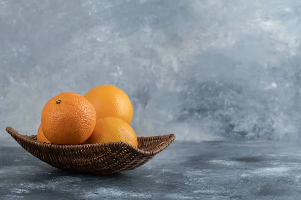 オレンジの果実でいっぱいのウィッカーバスケット — ストック写真