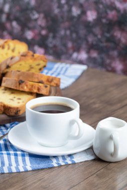 Bir fincan içkiyle nefis bir turta