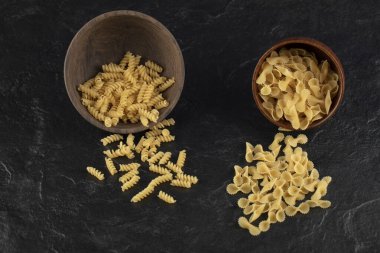Tahta kaseler dolusu çiğ farfalle tondu ve zührevi makarna.