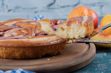 Sarı şeftalili çilekli turta.