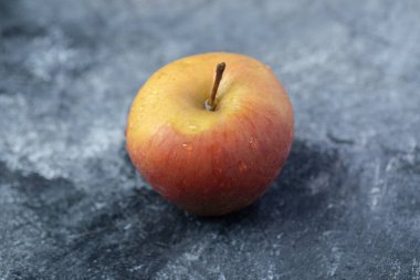 Mermer zeminde taze kırmızı elmalar.