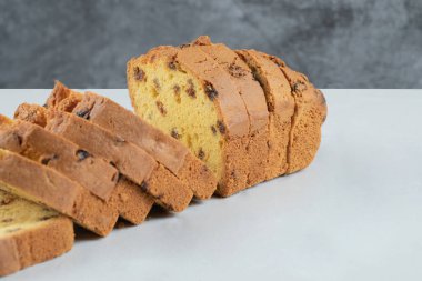 Sultana turtası beyaz arka planda izole edilmiş.