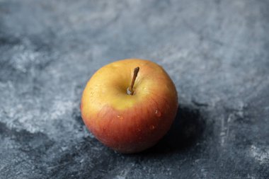 Mermer zeminde taze kırmızı elmalar.