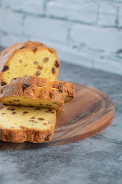 Tahtada izole edilmiş tatlı turtalar.