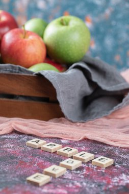 Köy ahşap bir kabın içinde taze elmalar.