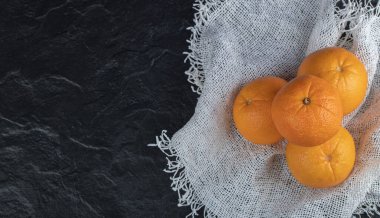 Siyah arka planda taze portakal meyveleri izole edilmiş.