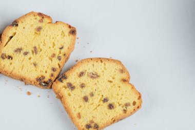 Beyaz arka planda izole edilmiş klasik sultana turtası dilimleri