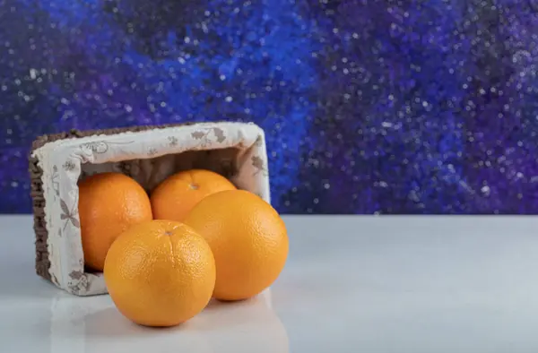 新鮮なオレンジ色の果物でいっぱいの木のバスケット — ストック写真