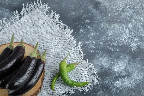 Verdure fresche crude. Mucchio di melanzane e pepe verde. Foto da vicino — Foto Stock