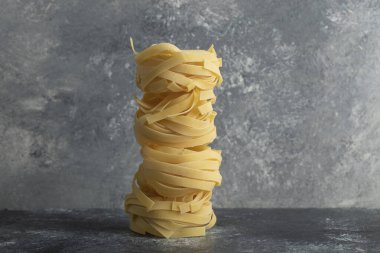 Mermer bir arka planda çiğ erişte.