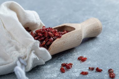 Kurutulmuş yaban mersini dolu tahta bir kaşık.