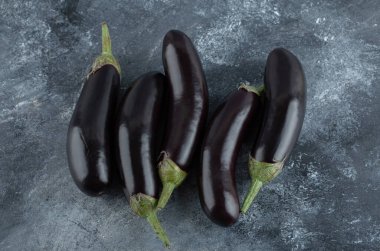 Yemek konsepti. Taze patlıcan yığını. Üst görünüm.