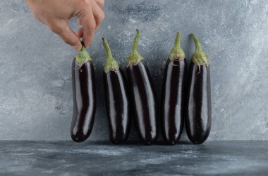 Erkek el patlıcanı sırasından alıyor