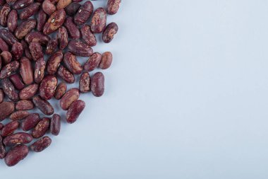 Beyaz arka planda bir sürü kuru fasulye taneleri