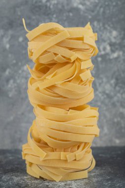 Mermer bir arka planda çiğ erişte.