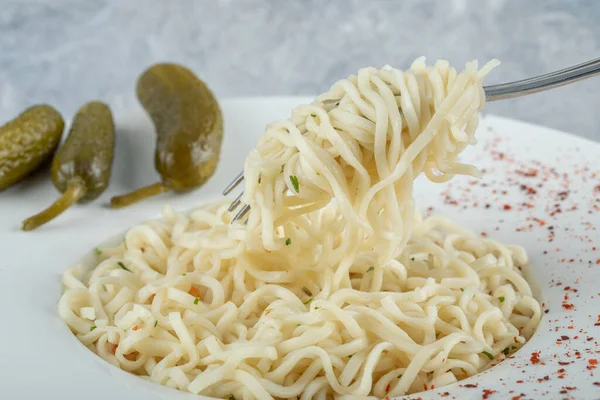 맛있는 국수와 절인 오이킨 이 들어 있는 흰 접시 — 스톡 사진