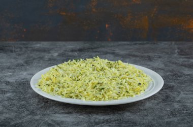 Mermer zemin üzerinde lezzetli pirinç tabağı