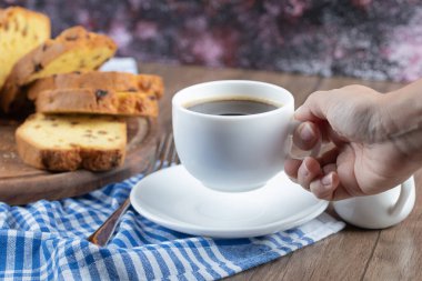 Bir fincan kahveyle servis edilen tatlı turta